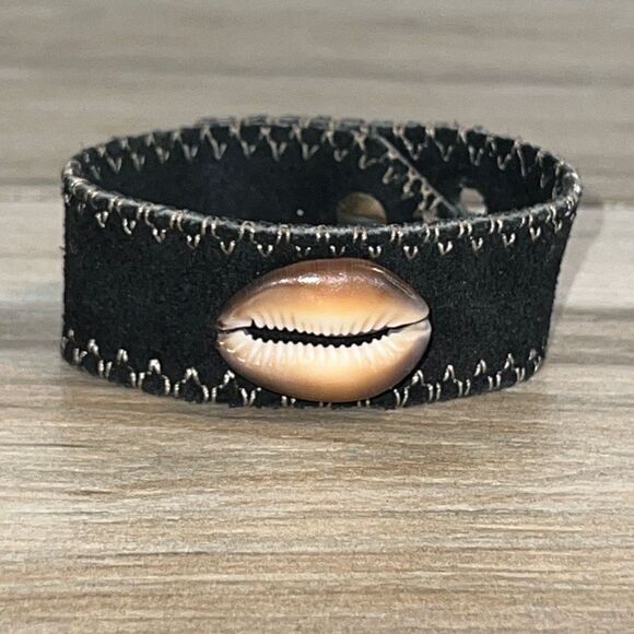 Twine & Twig Chunky Shell Suede Strap Artisan Jewelry Pendant bBracelet - Picture 1 of 6